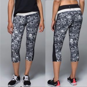 Lululemon Up The Pace Crop Leggings in Flowabunga Black Angel Wing SZ 8 VGUC